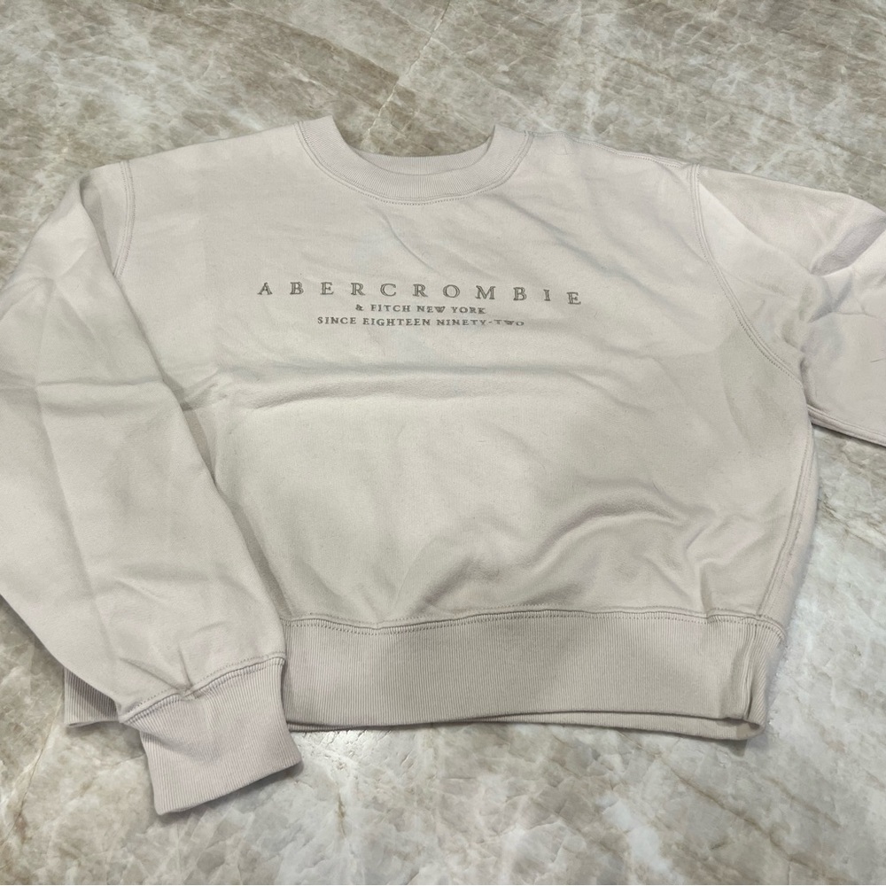 Abercrombie & Fitch crew neck sweatshirt. cropped length. Beige. Medium.